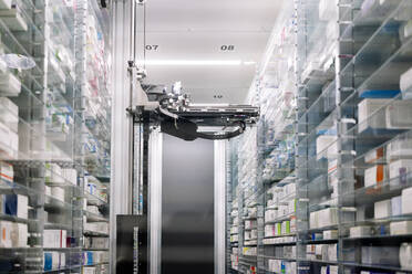 Roboter-Apotheke inmitten von Regalen im Krankenhaus - DGOF01357