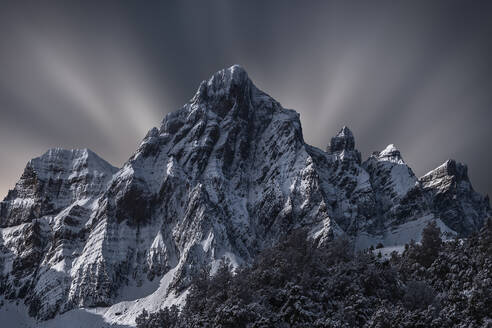 Spektakuläre Berglandschaft mit schneebedecktem Gipfel am Hang unter hellem Himmel - ADSF15076