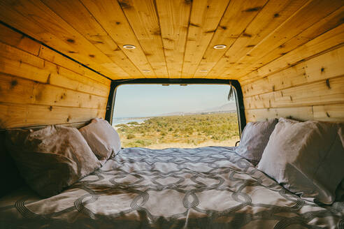 Blick auf den Ozean bei Tag vom Bett des Wohnmobils in Baja, Mexiko. - CAVF88726