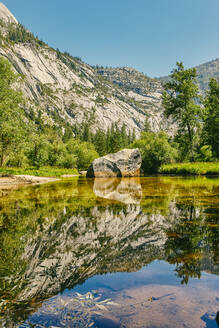 Blick auf den Mirror Lake bei Tag im Yosemite-Nationalpark. - CAVF88739