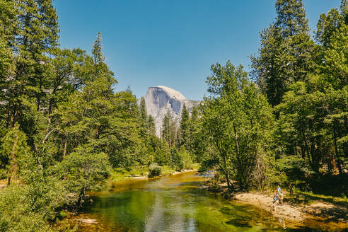 Blick auf den Mirror Lake bei Tag im Yosemite-Nationalpark. - CAVF88740