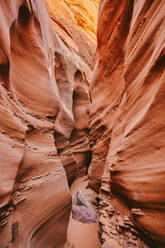 Enge Slot Canyons in Escalante, Utah, während eines Roadtrips im Sommer. - CAVF88748