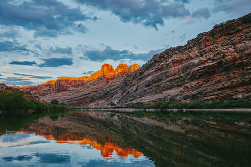 Sonnenuntergang über einem Berg am Colorado River in Moab, Utah. - CAVF88751