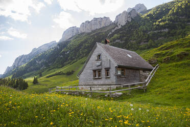 Alphütte unter Kalksteintürmen im Alpstein, Appenzell, Schweiz - CAVF88753