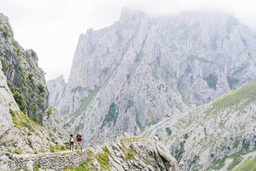 Paar beim Wandern in den Bergen an der Ruta Del Cares, Asturien, Spanien - DGOF01393