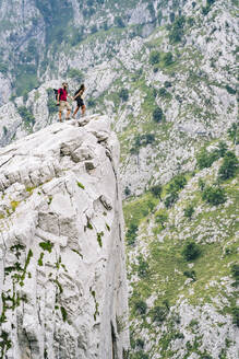 Paar, das die Aussicht betrachtet, während es auf einem Berggipfel an der Ruta Del Cares steht, Asturien, Spanien - DGOF01413