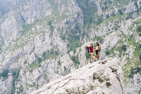 Pärchen auf einem Berggipfel an der Ruta Del Cares, Asturien, Spanien - DGOF01415