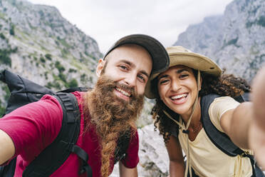 Paar macht Selfie beim Wandern auf der Ruta Del Cares, Asturien, Spanien - DGOF01421