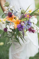 Braut Hand hält Bouquet, während stehend im Garten - ALBF01475