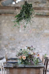 Schönes Hochzeitstisch-Arrangement - ALBF01502