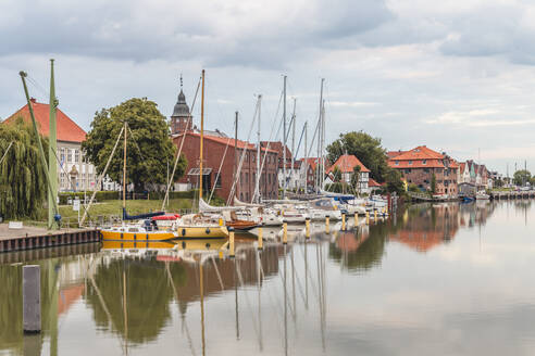 Deutschland, Schleswig-Holstein, Gluckstadt, Segelboote im Hafen der Stadt am Fluss - KEBF01631