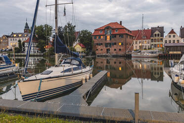 Deutschland, Schleswig-Holstein, Gluckstadt, Yachten im Hafen der Stadt am Fluss - KEBF01634