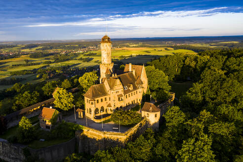 Deutschland, Bayern, Bamberg, Blick aus dem Hubschrauber auf Schloss Altenburg in der Abenddämmerung - AMF08437