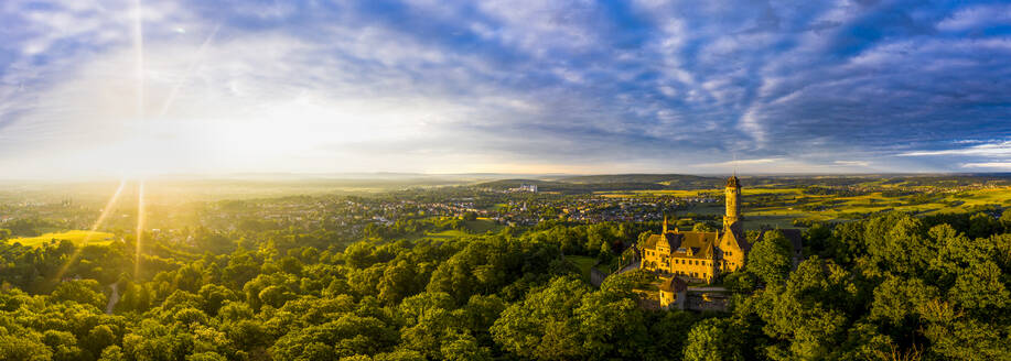 Deutschland, Bayern, Bamberg, Hubschrauber-Panorama von Schloss Altenburg bei Sonnenuntergang - AMF08439