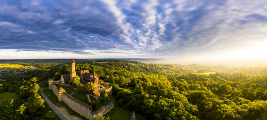 Deutschland, Bayern, Bamberg, Hubschrauber-Panorama von Schloss Altenburg bei Sonnenuntergang - AMF08440