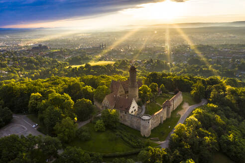 Deutschland, Bayern, Bamberg, Blick aus dem Hubschrauber auf die Altenburg bei Sonnenuntergang - AMF08441
