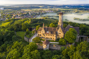 Deutschland, Bayern, Bamberg, Blick aus dem Hubschrauber auf die Altenburg in der nebligen Sommerdämmerung - AMF08442