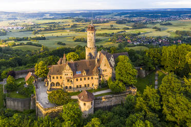 Deutschland, Bayern, Bamberg, Blick aus dem Hubschrauber auf die Altenburg in der Morgendämmerung - AMF08443