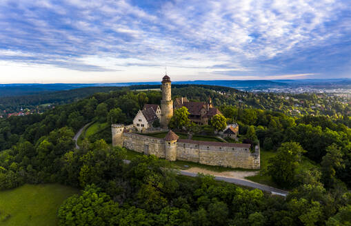 Deutschland, Bayern, Bamberg, Blick aus dem Hubschrauber auf Schloss Altenburg in der Abenddämmerung - AMF08444