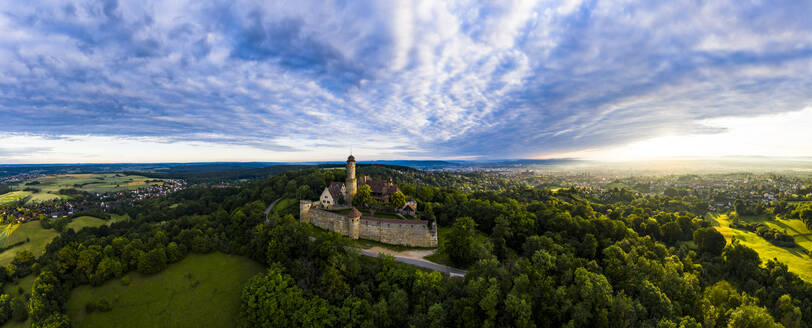 Deutschland, Bayern, Bamberg, Hubschrauber-Panorama der Altenburg bei bewölktem Sommer-Sonnenuntergang - AMF08445