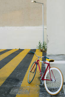 Buntes Fahrrad auf der Straße - ADSF15174