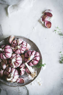 Nahaufnahme eines Tellers mit rosa Knoblauch - ADSF15214