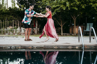 Mann und Frau tanzen am Pool - EBBF00726