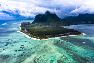 Mauritius, Blick aus dem Hubschrauber auf die Halbinsel Le Morne Brabant im Sommer - AMF08446