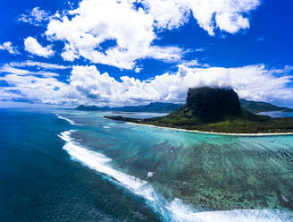 Mauritius, Blick aus dem Hubschrauber auf die Halbinsel Le Morne Brabant im Sommer - AMF08448