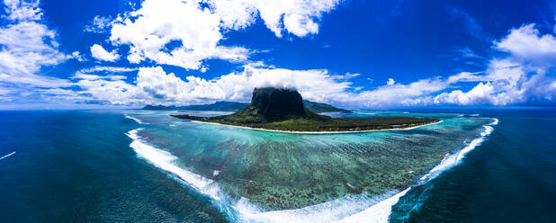 Mauritius, Hubschrauber-Panorama des Indischen Ozeans und der Halbinsel Le Morne Brabant im Sommer - AMF08451