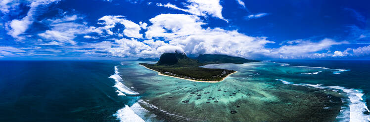 Mauritius, Hubschrauber-Panorama des Indischen Ozeans und der Halbinsel Le Morne Brabant im Sommer - AMF08452