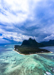 Mauritius, Blick aus dem Hubschrauber auf Wolken über der Halbinsel Le Morne Brabant im Sommer - AMF08457