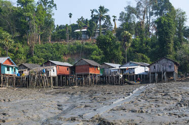 Myanmar, Region Tanintharyi, Stelzenhäuser eines Fischerdorfes an der Küste - RUNF04184