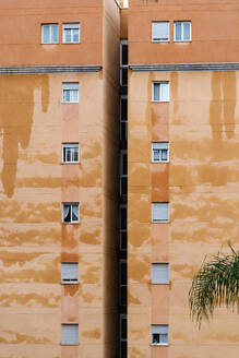 Fassade eines durchnässten Gebäudes an einem regnerischen Tag - EGAF00705
