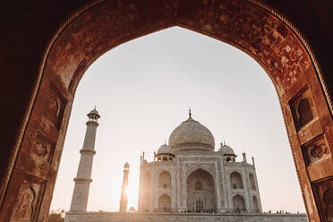Erstaunliche Ansicht der schönen alten Taj Mahal Hauptgebäude und Minarette gegen wolkenlosen Abendhimmel in Agra in Indien - ADSF15302