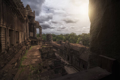 Verwittertes Äußeres des historischen Angkor Wat-Komplexes vor bewölktem Himmel in Kambodscha - ADSF15386