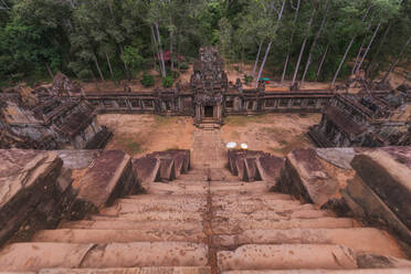 Verwittertes Äußeres des historischen Angkor Wat-Komplexes in Kambodscha - ADSF15387