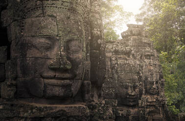 Fassade des beeindruckenden religiösen Buddha-Denkmals im Angkor Wat-Komplex an einem sonnigen Tag in Kambodscha - ADSF15389