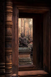 Historische Steinstatuen im buddhistischen Tempel von Banteay Srei in Kambodscha - ADSF15393