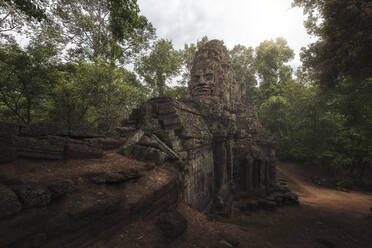 Niedrige Winkel der wunderbaren Landschaft der alten buddhistischen Tempel mit riesigen Baumwurzeln bedeckt und befindet sich im Dschungel in Kambodscha - ADSF15395