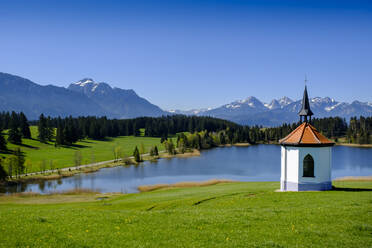 Deutschland, Bayern, Hegratsried, Kapelle vor dem Hegratsrieder See im Sommer - LBF03213