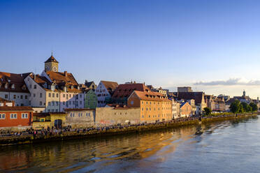 Deutschland, Bayern, Adelsdorf, Regensburg, Donau und Altstadthäuser am Fluss in der Abenddämmerung - LBF03220