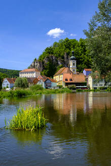 Deutschland, Bayern, Kallmunz, Fluss Naab im Sommer mit Stadthäusern und der Kirche St. Michael im Hintergrund - LBF03223