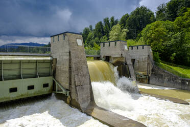 Deutschland, Bayern, Schleusenkanal des Kernkraftwerks Isar - LBF03229