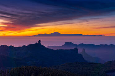 Herrlicher Blick auf den Gebirgskamm unter einem fantastischen Sonnenuntergangshimmel am Abend auf Gran Canaria - ADSF15484