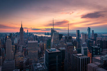Erstaunlicher Blick auf Manhattan mit modernen Gebäuden und Türmen von einem hohen Aussichtspunkt gegen den bunten Sonnenuntergang Himmel gesehen - ADSF15485