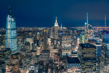 Von oben der Nacht New York City mit beleuchteten bunten Wolkenkratzern gegen dunklen Himmel - ADSF15486