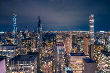 Von oben der Nacht New York City mit beleuchteten bunten Wolkenkratzern gegen dunklen Himmel - ADSF15489