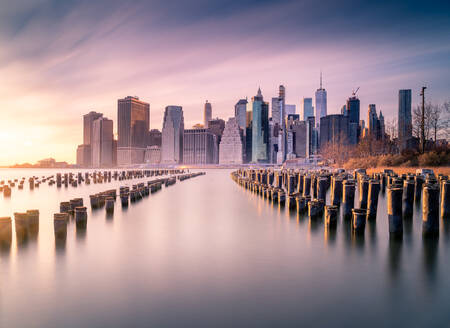 Die Skyline von Manhattan und die Pfähle des berühmten Brooklyn Bridge Park bei Sonnenuntergang - ADSF15495