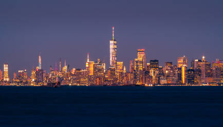 Panoramastadtbild von New York City Manhattan Downtown mit Wolkenkratzern gegen den dunklen Nachthimmel - ADSF15498